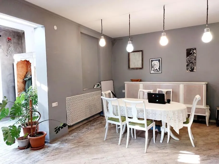 Vintage 2Bdr Apt In City Center. Saburtalo District Tiflis Сasa de vacaciones
